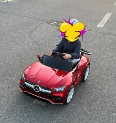 машина для детей: Uşaq üçün elektrikli miniatür avtomobil – qırmızı rəngdə sport kupe