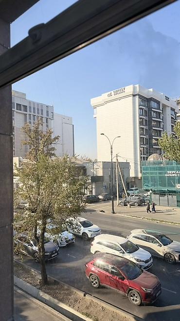 7 мкр: Сдаю Офисный кабинет: 15 м², В бизнес центре, С ремонтом, Первая линия — 9