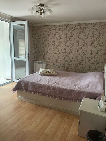 Отели и хостелы: Уютная комната с двумя кроватями, каждая из которых застелена светлым at lalafo.kg — 3 Отели и хостелы: Уютная комната с двумя кроватями, каждая из которых застелена светлым — 3