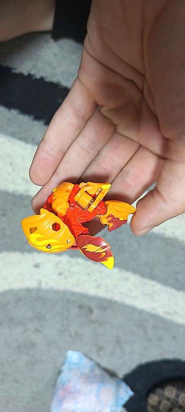 Oyuncaq fiqurlar: Bakugan top fiqur – Pyrus fraksiyası. Oyuncağın kodu şəkildə görünür — 7