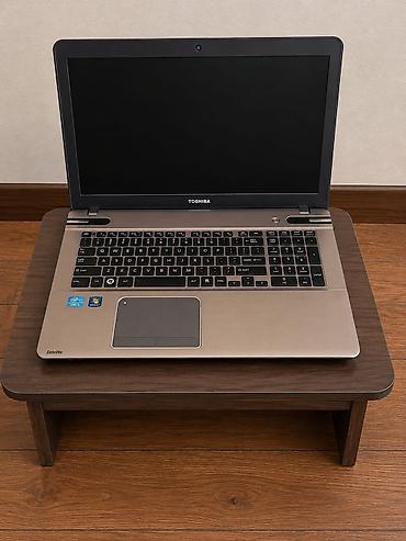 Toshiba Satellite noutbuk - Ekran: təxminən 15.6" mat panel, üst