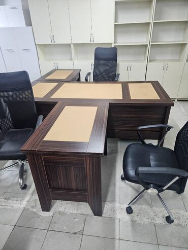 Ofis masaları: İşlənmiş, Müdir üçün, Dördbucaq masa