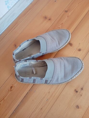 zamuj ayaqqabilar: Bej rəngli, rahat slip-on espadrillər. Makasın Cox az istifade olunub