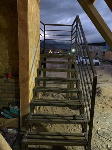 Металлические лестницы: Прочная металлическая лестница с площадкой и перилами, предназначенная — 10