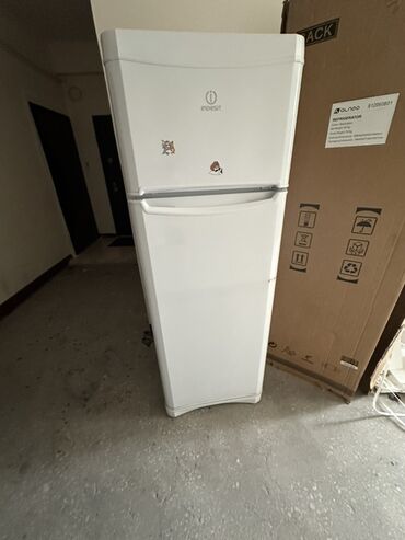 Вилки: Indesit iki qapılı soyuducu - Rəng: ağ, yuxarıda dondurucu bölmə