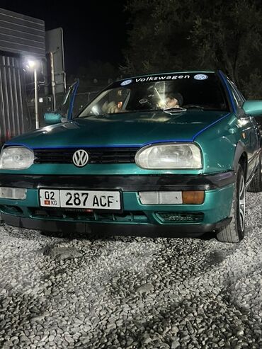 сиденья голф: Автомобиль Volkswagen Golf III, выполненный в зеленом цвете. Модель
