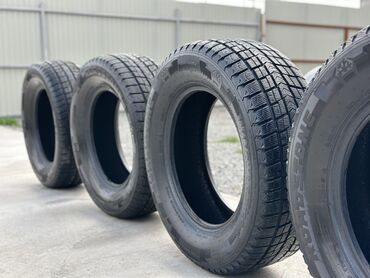 Шины: Шины 285 / 60 / R 18, Зима, Б/у, Комплект, Легковые, Корея, Roadstone