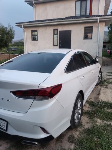 электро авто бишкек: Белый седан Hyundai Sonata. Автомобиль имеет тонированные задние