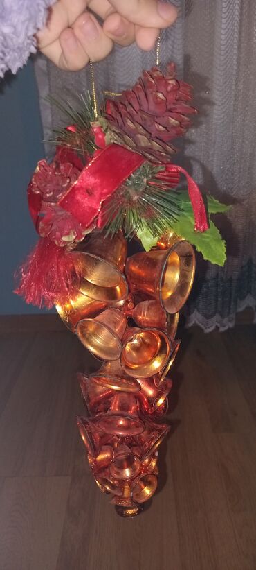 Yeni il oyuncaqları və bəzəkləri: Yeni il yolkası təzədir çox gözəldir.Bütün oyuncaqlar üzərində — 12