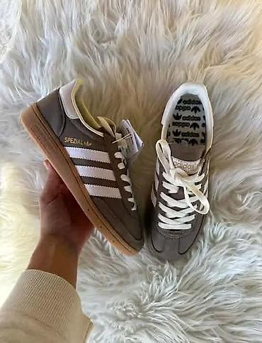 a1 borca: Adidas Spezial A klasa
Cena: 4300
Din
Brojevi: 36-40
PS✨ — 1