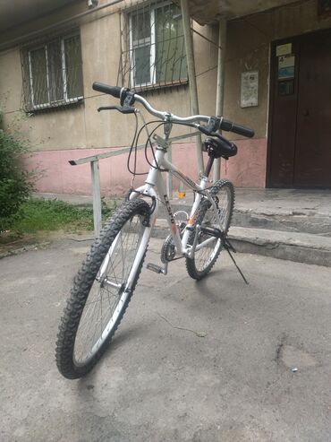 велосипед для девушек: + насос и замки в подарок Продается б/у горный велосипед с колесами 26