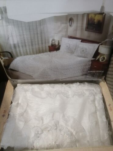 сложенное постельное белье: Продаётся нарядное покрывало с наволочками новое
 с чемоданом вместе