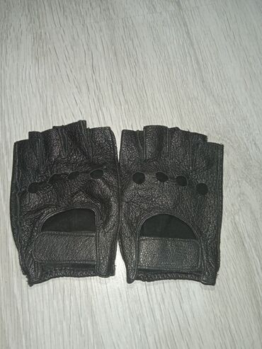 Другая мужская одежда: Кожанные качественные перчатки
Покупал из России
Состояние как новое💯