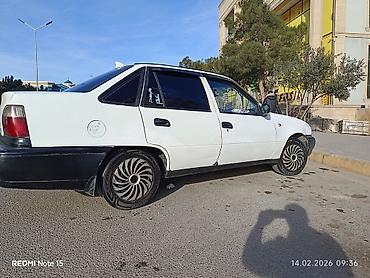 Daewoo: Daewoo Nexia sedan - Kuzov: 4 qapılı sedan, ağ rəng, qara bamper və — 4