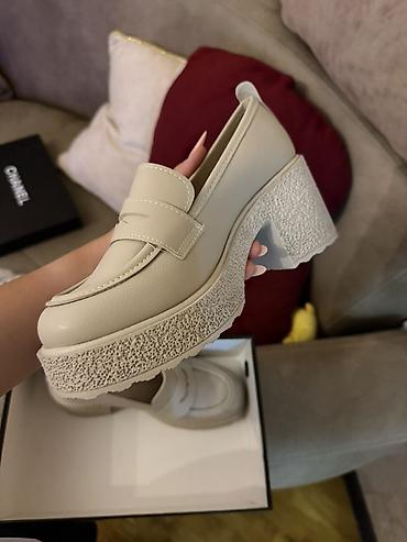 kambat şalvar: Qadın loafer ayaqqabısı – krem/açıq bej rəngdə, qalın platformalı — 1