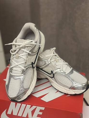 43 ölçüdür,28 sm.41-42 ölçüyə gedir. Amerikadan nike rəsmi lalafo.az -da 43 ölçüdür,28 sm.41-42 ölçüyə gedir. Amerikadan nike rəsmi