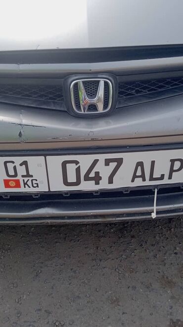 цифры наклейки: Автомобильный номерной знак, выданный в Кыргызстане, с серией "KG" и