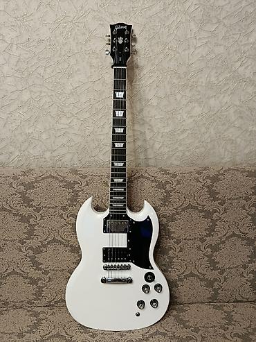 Электрогитара gibson sg в белом цвете.Гитара полностью отстроенна