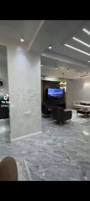 salyan evler: Əhmədli metrosu 5 dəyqəlik yoldu 16/7 çi mərtəbəsi 153kv 3 otaq evin