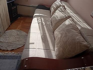 Sofe i kaučevi: Trosed/sofa sa elegantnim talasastim naslonima i bočnim naslonima od — 11