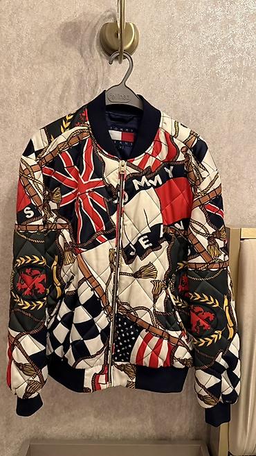 Tommy Jeans brendi bomber gödəkçə - Model: quilted/bant tikişli