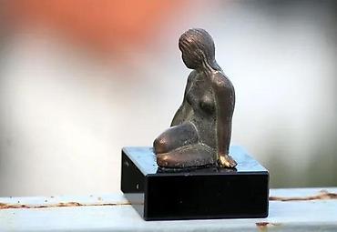 Figure: Skulptura BRONZA. Mala BRONZAna skulptura na mermernom postamentu — 1