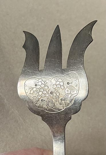 Kolleksiya qaşıqları: Старинный вьетнамский серебро. 875пр. 
154 гр 
Длина 17 см — 6