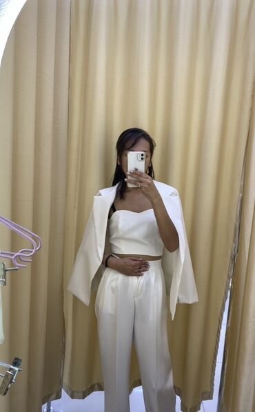 шелковая двойка: Стильный женский комплект в белом цвете: брюки и пиджак - Брюки с