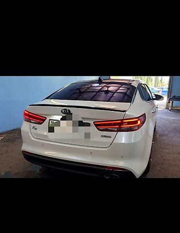 kia radiator: Kia K5 sedan – ağ rəng, aerodinamik kuzov və LED arxa işıqlar. GDi — 1