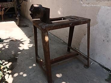 Metalkəsən torna dəzgahının karkası və patrondan ibarət baza qurğusu
