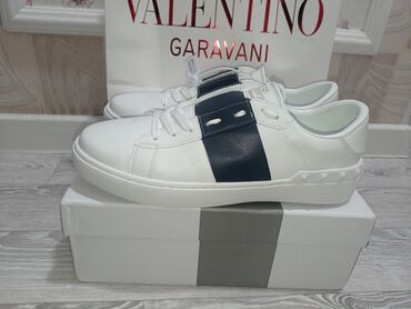 Другая мужская обувь: Продаю новые кроссовки Valentino Garavani Размер не подошёл "44"