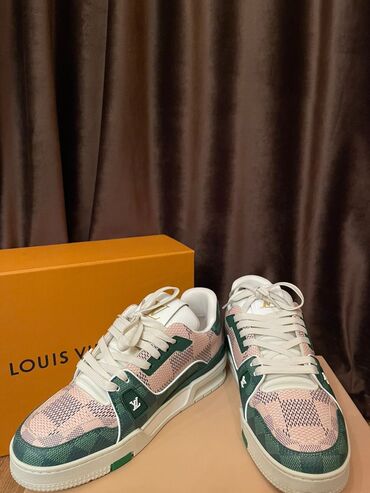 Кроссовки и спортивная обувь: Кроссовки фирмы Louis Vuitton 1:1 Новые.40размер. Не подошли.Своя цена
