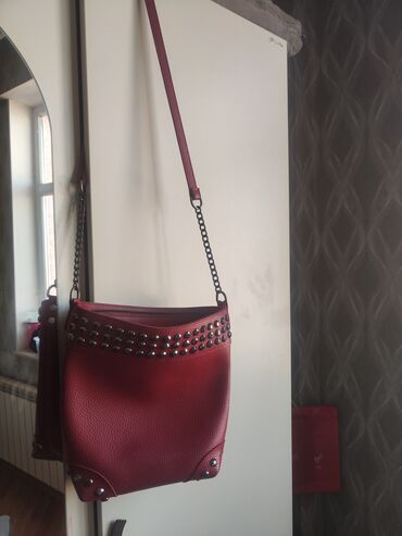 qadin pencekleri: Qadın çantası – tünd qırmızı rəngdə, qranul teksturalı eko‑dəridən. -