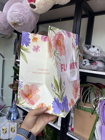 flower: Подарочный бумажный пакет “FLOWER” с цветочным принтом. - Материал — 2