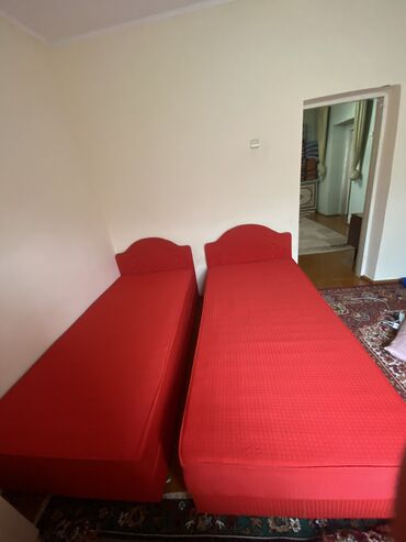 диван из поддонов: Прямой диван, цвет - Красный, Б/у