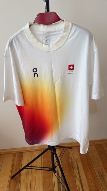 qarin piylerini eritmek üçün idman: ON Running CH Olympic Club T-shirt – qadınlar üçün, ölçü L/M/XL -