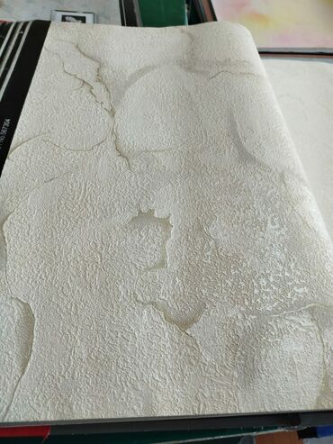 qara fon şekilleri: Dekorativ divar kağızı – fakturalı, açıq krem/bej tonlarında. -