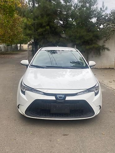 toyota bakı: Toyota Corolla Touring Sports Hybrid – ağ rəngli universal kuzov — 1