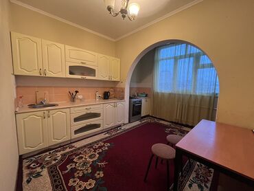 продаю 1 комнатную квартиру в бишкеке: 50 м², С мебелью