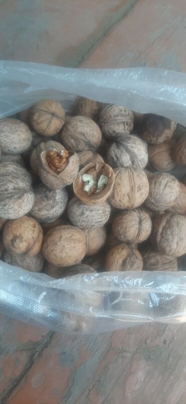 продаю камни: Продаю оптом грецкие орехи.Прошлогодний урожай.70 кг
