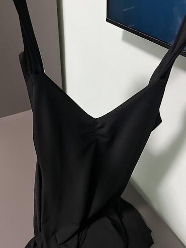 tn pertle: Elegantna crna haljina sa zlatnim lancima - Model: večernja haljina — 2