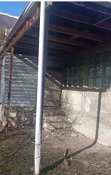 Dağ kəndində yerləşən həyətyanı torpaq sahəsi və köhnə tikili