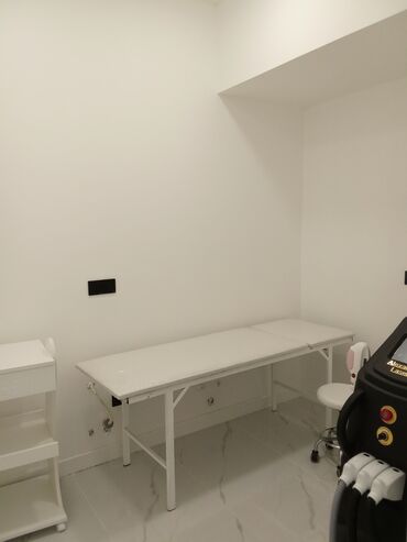 Kommersiya daşınmaz əmlakının satışı: KLİNİKA icarəyə verilir. Otaqların sayı 21 di. SAHƏSİ 430 kV . YENİ — 13