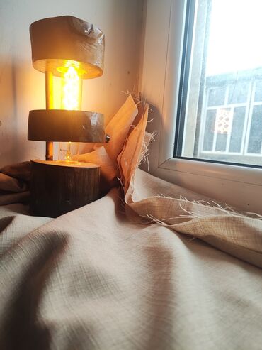 qaymaq decor up: Taxtadan hazırlanmış bu masaüstü lampa, otaqlarınıza isti və təbii bir