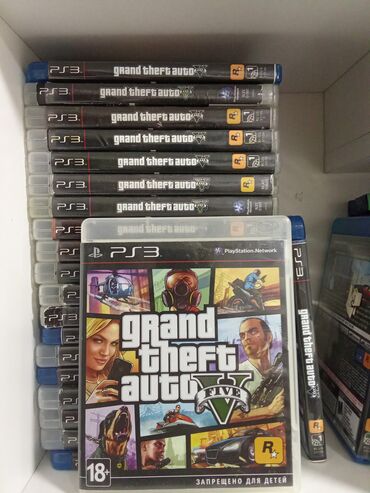 PS3 (Sony PlayStation 3): PlayStation 3 üçün Grand Theft Auto V oyununun bir neçə nüsxəsi. Bu