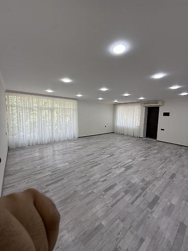 аренда офис: Geniş və işıqlı otaq icarəyə/verilir. Xüsusiyyətlər: - Böyük sahəli — 1