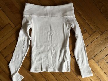 Toy paltarları və aksesuarları: Ağ rəngli, uzunqollu qadın bluzası. Çiyinləri açıq göstərən