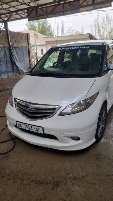 Honda: Белый минивэн Honda. Автомобиль оснащен тонированным лобовым стеклом с — 2