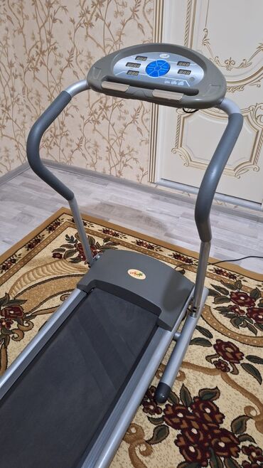 Musiqi alətləri: Elektrik qaçış trenajoru (treadmill) - Marka/model: Paneldə “CT