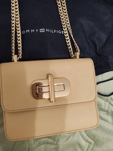 muska kosulja lanena: Tommy Hilfiger bež torbica Handbag Turn Lock Mini Crossover Sa zlatnim